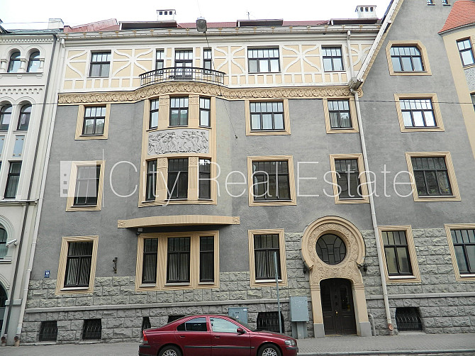 Fasādes māja, ieeja no ielas, kāpņu telpa pēc kosmētiskā remonta, logi vērsti mājas abās Rīga - foto 1