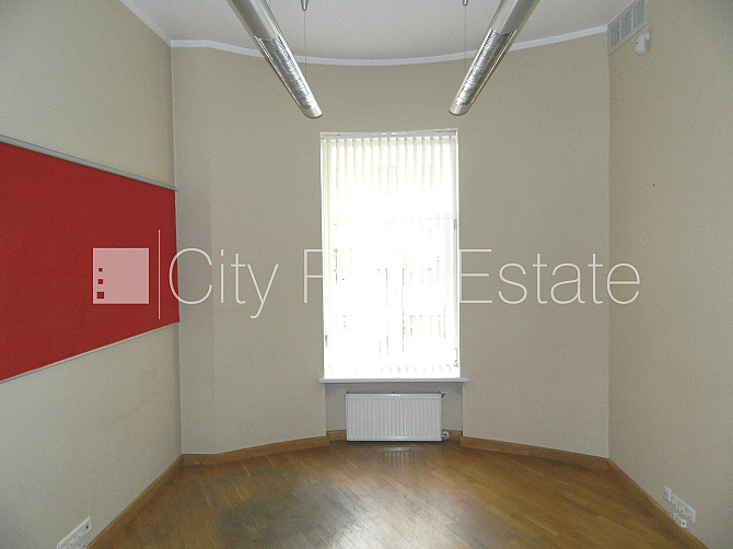 Fasādes māja, ieeja no ielas, kāpņu telpa pēc kosmētiskā remonta, logi vērsti mājas abās Rīga - foto 11