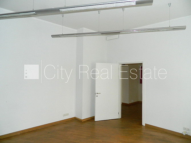 Fasādes māja, ieeja no ielas, kāpņu telpa pēc kosmētiskā remonta, logi vērsti mājas abās Rīga - foto 18