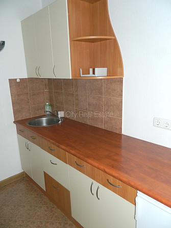 Fasādes māja, ieeja no ielas, kāpņu telpa pēc kosmētiskā remonta, logi vērsti mājas abās Rīga - foto 14