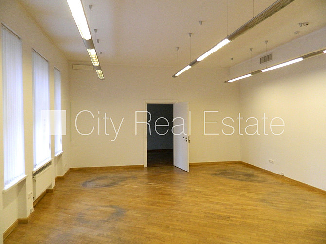 Fasādes māja, ieeja no ielas, kāpņu telpa pēc kosmētiskā remonta, logi vērsti mājas abās Rīga - foto 2