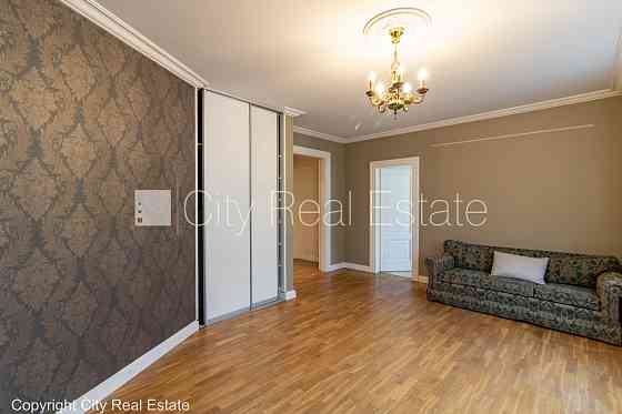 Фасадный дом, реновированный дом, закрытый двор, место для машины, вход с улицы и Rīga