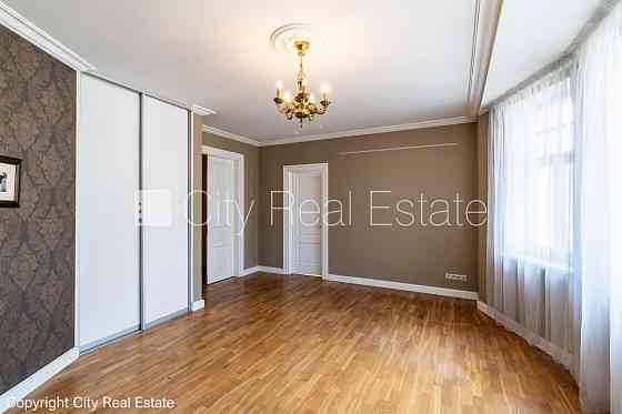 Фасадный дом, реновированный дом, закрытый двор, место для машины, вход с улицы и Rīga