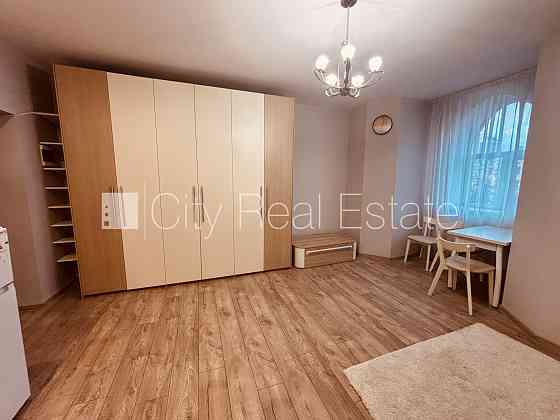 Окна выходят на улицу, широкий вид из окна, в доме новая електроинсталяция, в доме Rīga