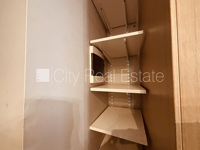 Logi vērsti uz ielas pusi, plašs skats no loga, mājā mainīta jauna elektroinstalācija, mājā Rīga - foto 4