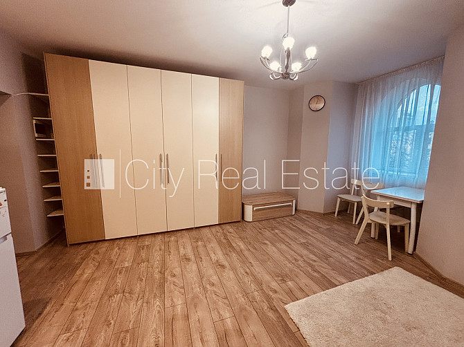 Logi vērsti uz ielas pusi, plašs skats no loga, mājā mainīta jauna elektroinstalācija, mājā Rīga - foto 1