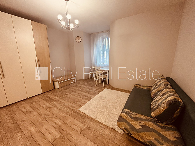 Logi vērsti uz ielas pusi, plašs skats no loga, mājā mainīta jauna elektroinstalācija, mājā Rīga - foto 5