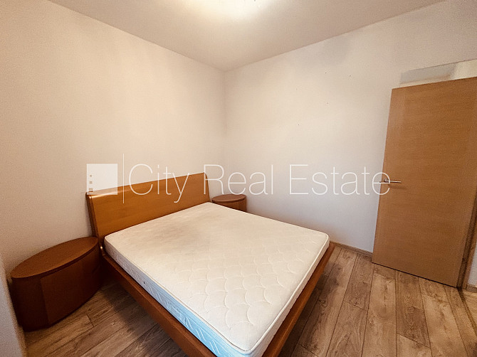 Logi vērsti uz ielas pusi, plašs skats no loga, mājā mainīta jauna elektroinstalācija, mājā Rīga - foto 7