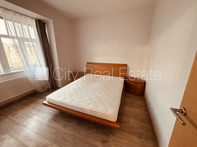 Logi vērsti uz ielas pusi, plašs skats no loga, mājā mainīta jauna elektroinstalācija, mājā Rīga - foto 6