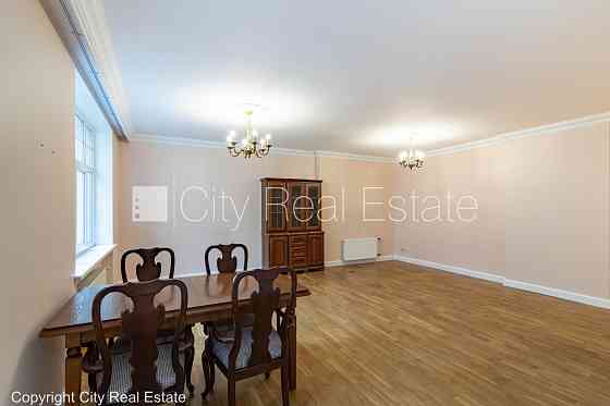 Фасадный дом, реновированный дом, вход с улицы, лифт, лестничная клетка после Rīga