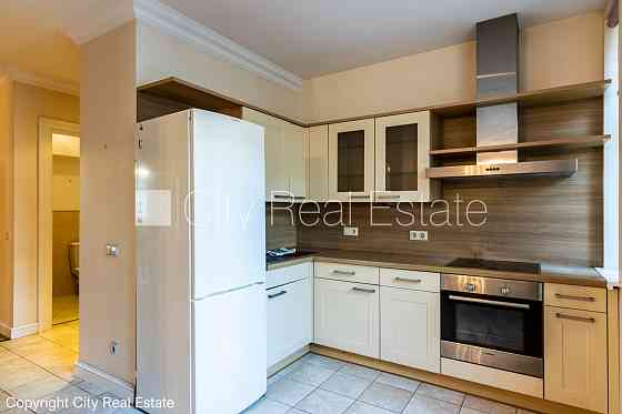 Фасадный дом, реновированный дом, вход с улицы, лифт, лестничная клетка после Rīga