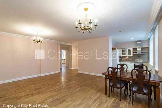 Фасадный дом, реновированный дом, вход с улицы, лифт, лестничная клетка после Rīga