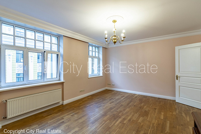 Fasādes māja, renovēta māja, ieeja no ielas, ir lifts, kāpņu telpa pēc kapitālā remonta, Rīga - foto 14