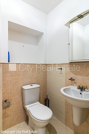 Fasādes māja, renovēta māja, ieeja no ielas, ir lifts, kāpņu telpa pēc kapitālā remonta, Rīga - foto 17