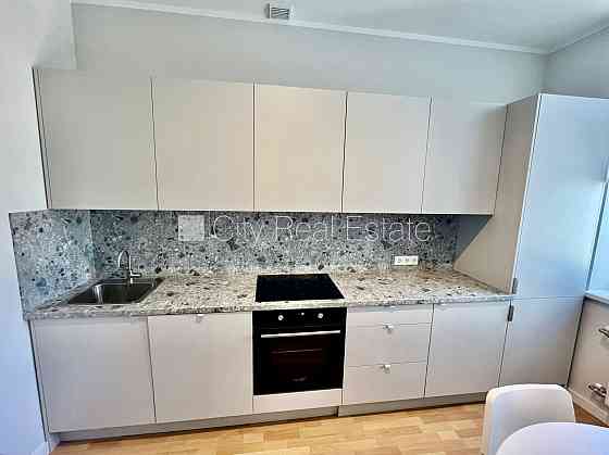 Фасадный дом, реновированный дом, благоустроенная озеленённая территория, вход с Рига