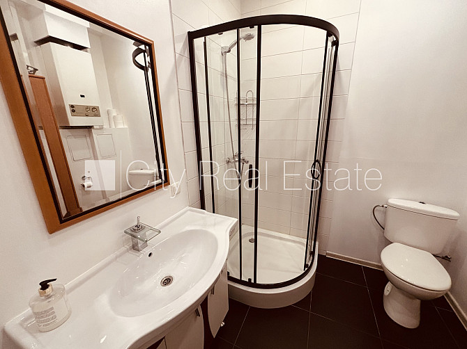 Фасадный дом, реновированный дом, возможность аренды парковки, вход с улицы, Рига - изображение 16