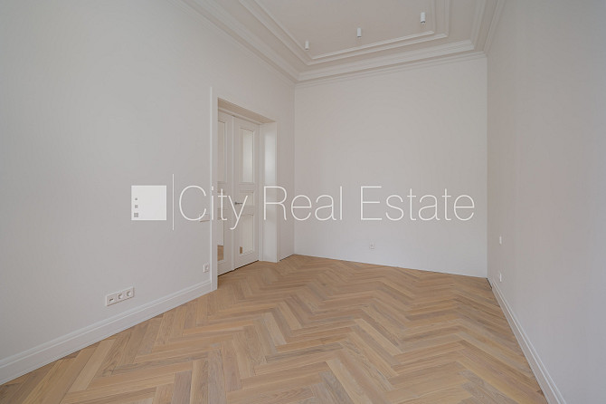 Фасадный дом, реновированный дом, благоустроенный озеленённый двор, вход с улицы, Рига - изображение 3