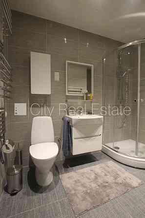 Фасадный дом, реновированный дом, благоустроенный озеленённый двор, закрытый Рига