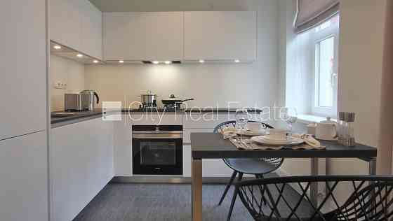 Фасадный дом, реновированный дом, благоустроенный озеленённый двор, закрытый Рига