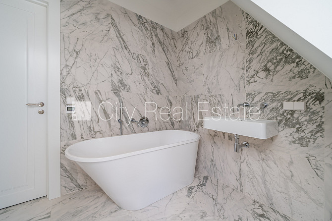 Фасадный дом, реновированный дом, благоустроенный озеленённый двор, закрытый Рига - изображение 14