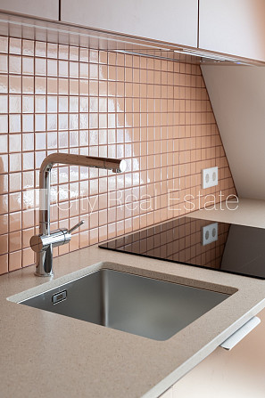 Фасадный дом, реновированный дом, благоустроенный озеленённый двор, закрытый Рига - изображение 6