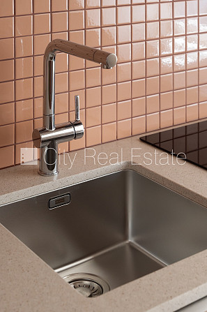 Фасадный дом, реновированный дом, благоустроенный озеленённый двор, закрытый Рига - изображение 7