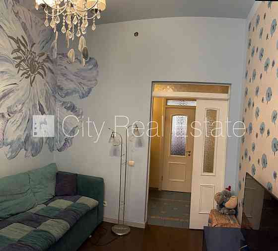 Новостройка, фасадный дом, закрытый двор, места для нескольких машин, вход с Рига