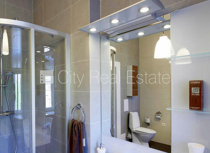 Здание во дворе, реновированный дом, вход со двора, лифт, окна выходят в обе Рига - изображение 11