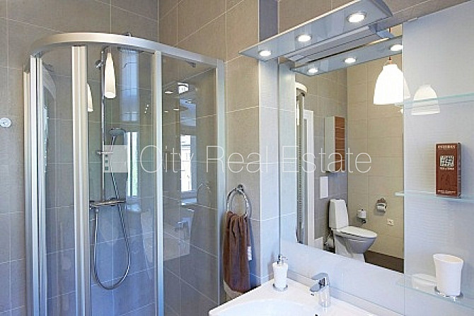 Здание во дворе, реновированный дом, вход со двора, лифт, окна выходят в обе Рига - изображение 10