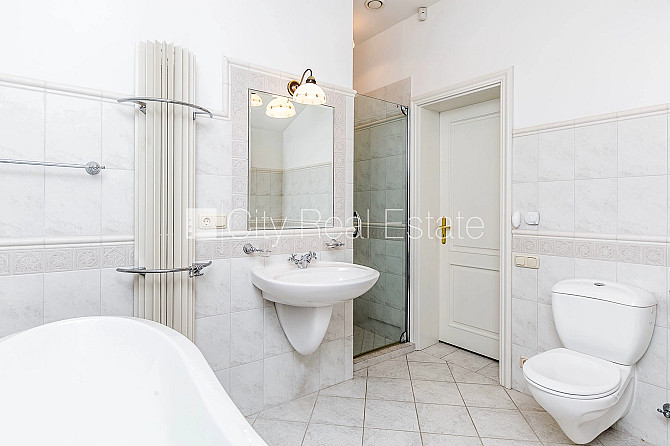 Renovēta māja, labiekārtots apzaļumots pagalms, vieta vairākām automašīnām, terase, gaisa Jūrmala - foto 15