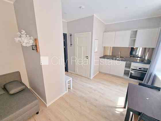 Фасадный дом, реновированный дом, закрытый двор, вход с улицы и со двора, Рига