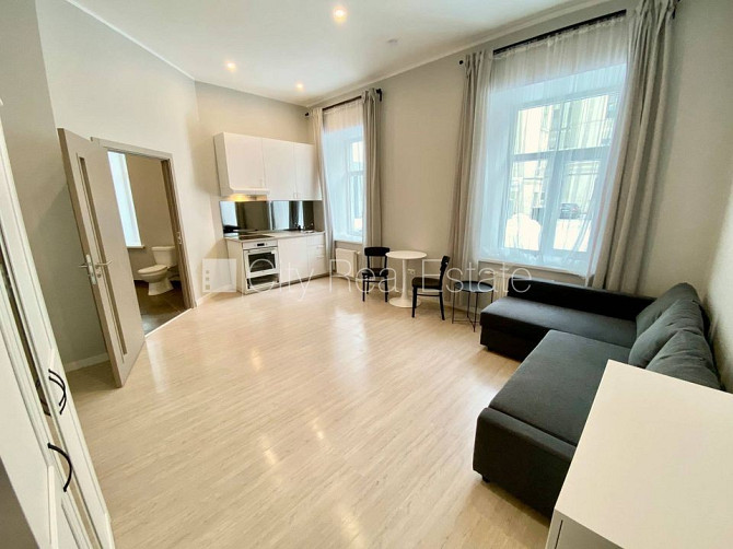 Pagalma ēka, renovēta māja, slēgts pagalms, ieeja no pagalma, kāpņu telpa pēc kapitālā Rīga - foto 18