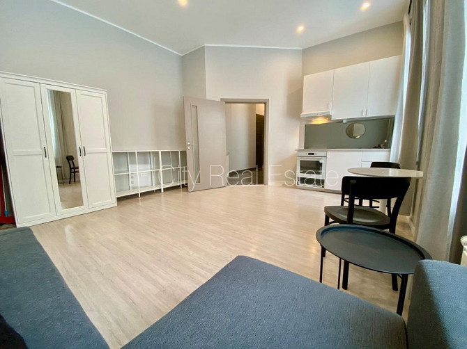 Pagalma ēka, renovēta māja, slēgts pagalms, ieeja no pagalma, kāpņu telpa pēc kapitālā Rīga - foto 19