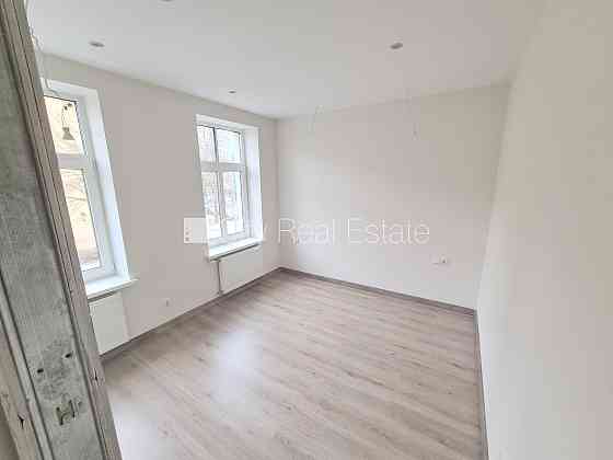 Земля в собственности, фасадный дом, реновированный дом, закрытый двор, вход со Рига