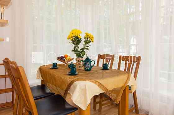 Благоустроенный озеленённый двор, закрытый двор, въездные ворота оснащены Юрмала