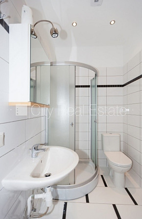 Благоустроенный озеленённый двор, закрытый двор, въездные ворота оснащены Юрмала - изображение 14