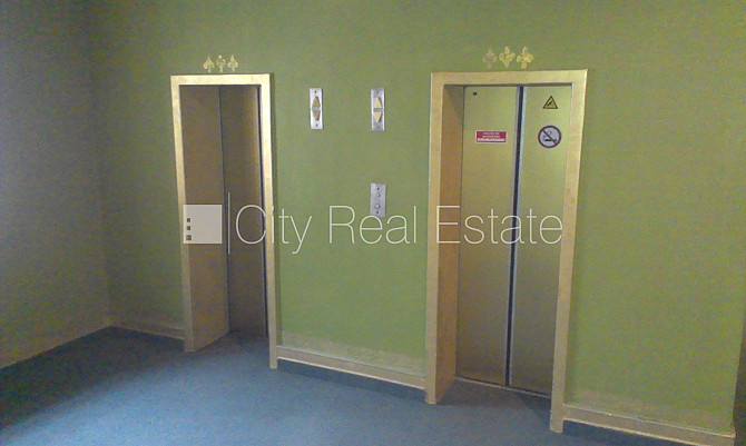 Фасадный дом, вход с улицы, лестничная клетка после косметического ремонта, окна Рига - изображение 14