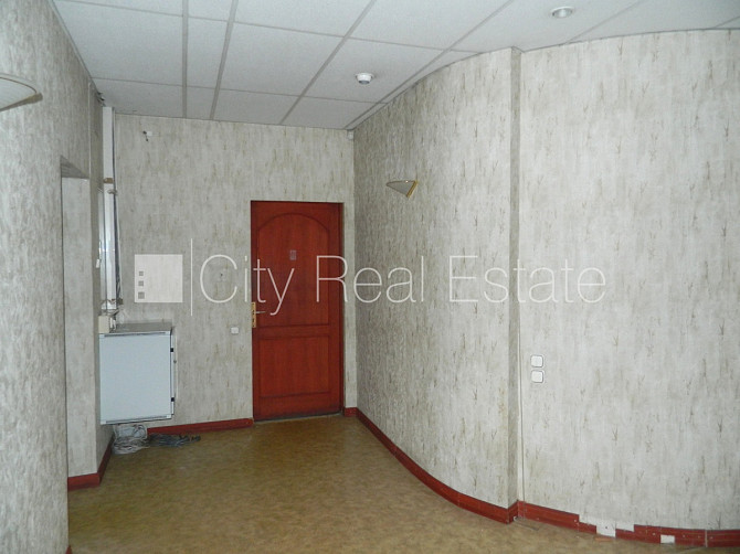 Фасадный дом, вход с улицы, лестничная клетка после косметического ремонта, окна Рига - изображение 8