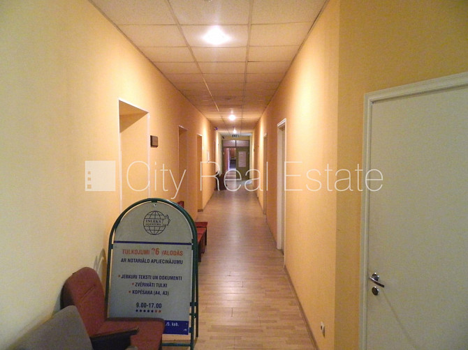 Фасадный дом, вход с улицы, лестничная клетка после косметического ремонта, окна Рига - изображение 20