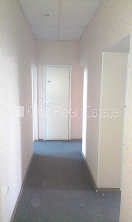 Фасадный дом, вход с улицы, лестничная клетка после косметического ремонта, окна Рига - изображение 16