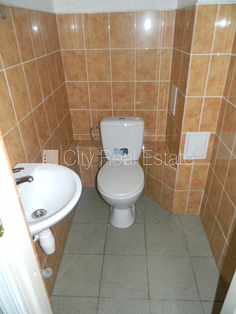 Фасадный дом, вход с улицы, лестничная клетка после косметического ремонта, окна Рига - изображение 4