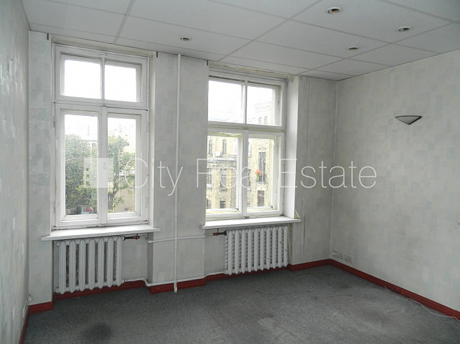 Фасадный дом, вход с улицы, лестничная клетка после косметического ремонта, окна Рига - изображение 10