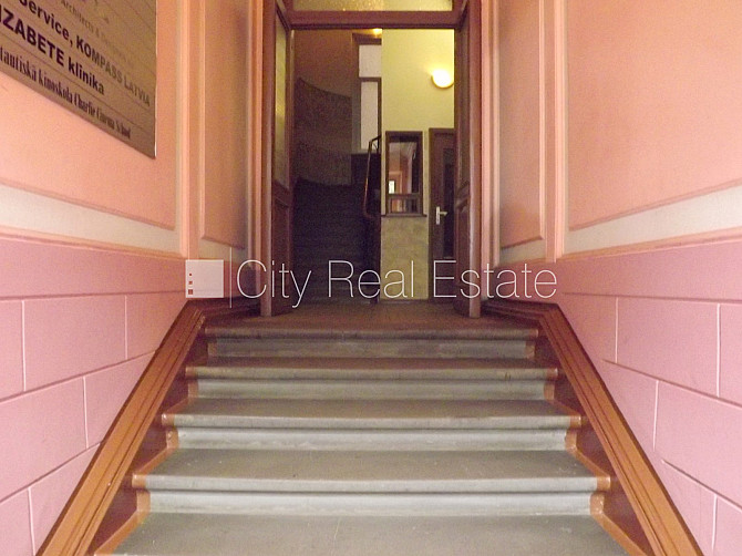 Фасадный дом, реновированный дом, вход с улицы, лифт, лестничная клетка после Рига - изображение 20