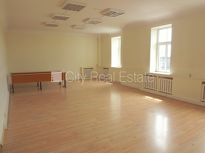 Фасадный дом, реновированный дом, вход с улицы, лифт, лестничная клетка после Рига - изображение 1