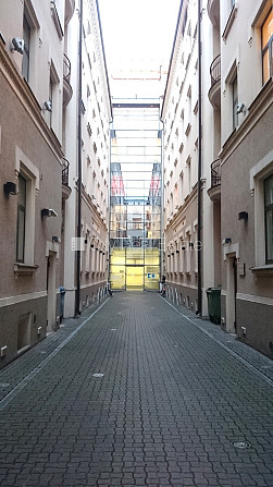 Дом во дворе, реновированный дом, вход с улицы, лестничная клетка после Рига - изображение 12