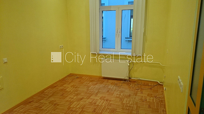 Дом во дворе, реновированный дом, вход с улицы, лестничная клетка после Рига - изображение 6