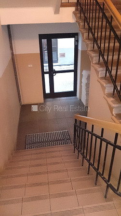 Дом во дворе, реновированный дом, вход с улицы, лестничная клетка после Рига - изображение 10