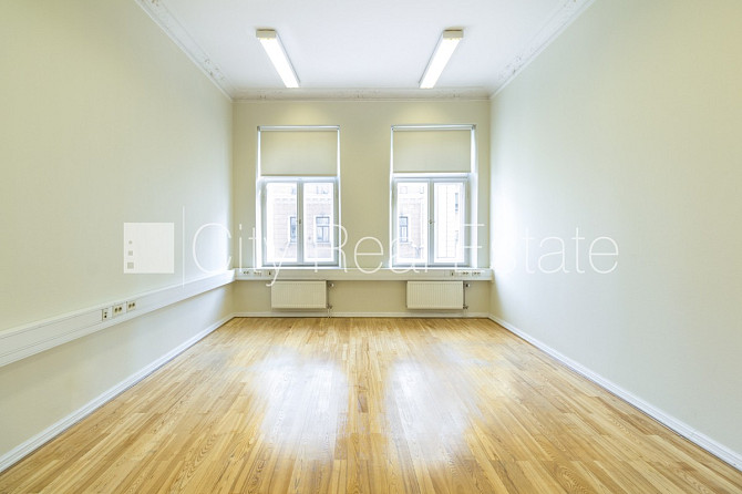 Фасадный дом, вход с улицы, лифт, лестничная клетка после косметического ремонта, Рига - изображение 4