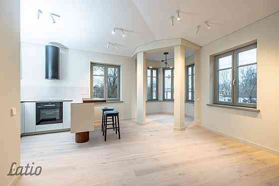 Pārdod plašu un skaistu mansarda veida dzīvokli renovētā mājā Āgenskalnā.
Dzīvoklis ir pilnībā gatav Рига