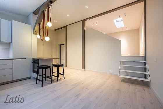 Pārdod plašu un skaistu mansarda veida dzīvokli renovētā mājā Āgenskalnā.
Dzīvoklis ir pilnībā gatav Рига